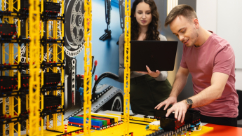 Zintegrowane systemy transportu | Studia I stopnia w Gdańsku | Uniwersytet WSB Merito w Gdańsku: Studenci przy prototypie 
