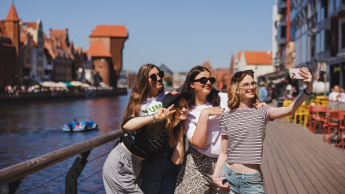Digital marketing | Studia II stopnia w Gdańsku | Uniwersytet WSB Merito w Gdańsku: Selfie studentek przy Motławie i Żurawiu