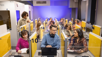 Filologia | Studia II stopnia w Gdańsku | Uniwersytet WSB Merito w Gdańsku: Studenci w kabinach do tłumaczeń