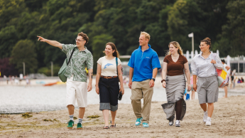 Administracja bezpieczeństwa ludzi i systemów w sytuacjach kryzysowych | Studia I stopnia w Gdańsku | Uniwersytet WSB Merito w Gdańsku: Studenci na plaży 
