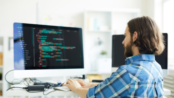 Technologie sieciowe | Studia I stopnia w Gdańsku | Uniwersytet WSB Merito w Gdańsku: Mężczyzna przy komputerze