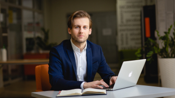 Data Scientist | Studia podyplomowe w Gdańsku | Uniwersytet WSB Merito w Gdańsku: Mężczyzna przy biurku z laptopem