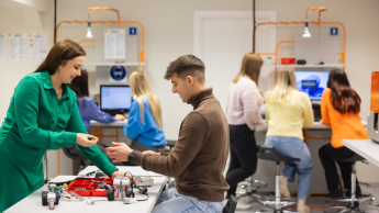 Projektowanie produktu i zarządzanie technologiami | Studia I stopnia w Gdańsku | Uniwersytet WSB Merito w Gdańsku: Studenci w laboratorium pracują aktywnie przy maszynach