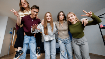 Wyniki wyszukiwania | Uniwersytet WSB Merito w Gdańsku: Studenci na korytarzu pozują do zdjęcia grupowego