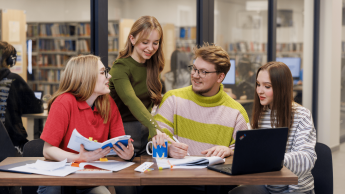 Kadry i płace | Studia I stopnia w Gdańsku | Uniwersytet WSB Merito w Gdańsku: Studenci pracują grupą nad zagadnieniem