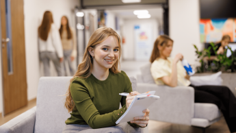 Transformacja Cyfrowa w Administracji i Biznesie | Studia II stopnia w Gdańsku | Uniwersytet WSB Merito w Gdańsku: Studentka robi notatki