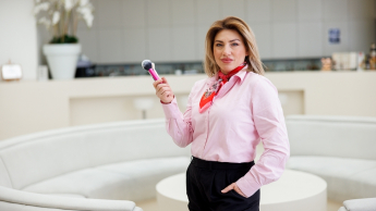 Kosmetologia – start w branży beauty | Studia podyplomowe w Gdańsku | Uniwersytet WSB Merito w Gdańsku: Słuchaczka lub wykładowczyni z pędzlem do makijażu