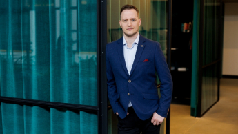 Artificial intelligence. Machine learning | Studia podyplomowe w Gdańsku | Uniwersytet WSB Merito w Gdańsku: Słuchacz studiów podyplomowych w garniturze
