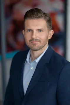 Biuro Karier | Uniwersytet WSB Merito w Gdańsku: Mężczyzna w garniturze