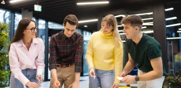 Strona główna | Uniwersytet WSB Merito w Gdańsku: Zdjęcie studentów w grupie pracujących nad zadaniem