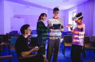 Nowoczesne pracownie i laboratoria | Uniwersytet WSB Merito w Gdańsku: Studenci na zajęciach z VR
