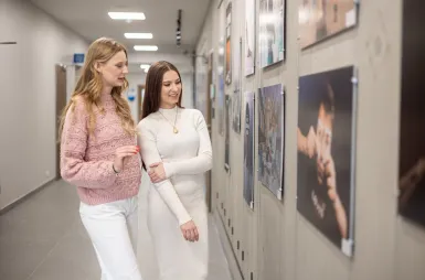 ABC Studenta | Uniwersytet WSB Merito w Gdańsku: Studentki oglądają wystawę na galerii na Uczelni 