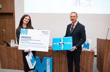 Wyniki wyszukiwania | Uniwersytet WSB Merito w Gdańsku: Uczennica odbiera indeks UWSB Merito 