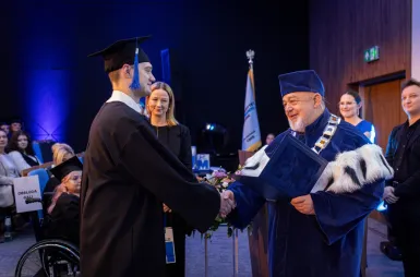 Uroczystość wręczenia dyplomów absolwentom 2025 za nami! | Aktualności | Uniwersytet WSB Merito w Gdańsku: zdj