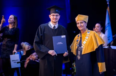 Uroczystość wręczenia dyplomów absolwentom 2025 za nami! | Aktualności | Uniwersytet WSB Merito w Gdańsku: zdj