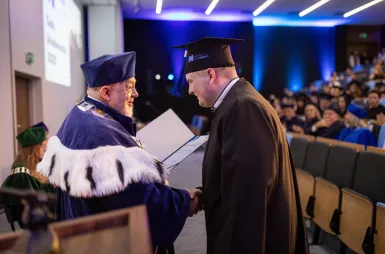 Uroczystość wręczenia dyplomów absolwentom 2025 za nami! | Aktualności | Uniwersytet WSB Merito w Gdańsku: zdj