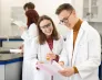 Prestiżowa akredytacja EAPAA na kierunku Administracja | Aktualności | Uniwersytet WSB Merito w Gdańsku: Studenci w laboratorium przyglądają się raportom