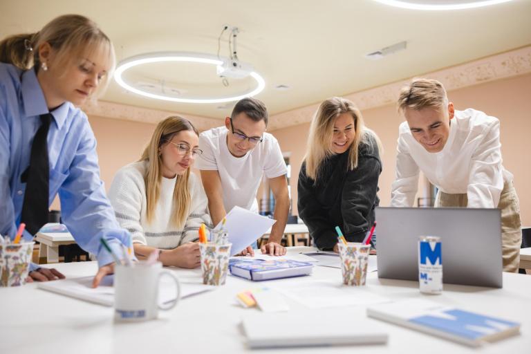 Inżynieria zarządzania danymi | Studia I stopnia w Gdańsku | Uniwersytet WSB Merito w Gdańsku: Studenci w białej przestrzeni pracują warsztatowo