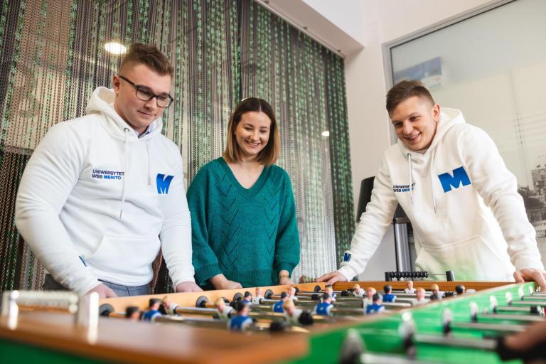 Terapia pedagogiczna z elementami arteterapii | Studia I stopnia w Gdańsku | Uniwersytet WSB Merito w Gdańsku: Studenci grają w piłkarzyki