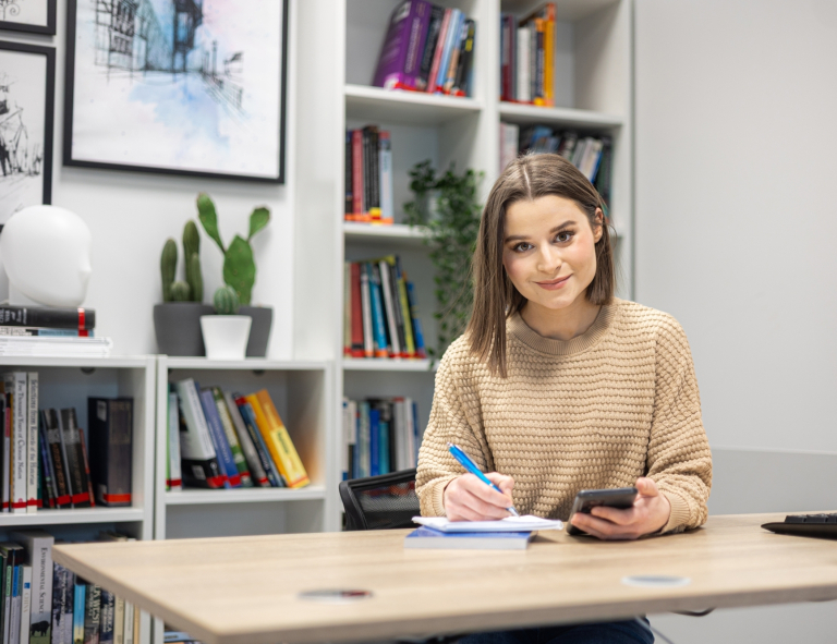 Psychologia w zarządzaniu – z certyfikatem FU | Studia II stopnia w Gdańsku | Uniwersytet WSB Merito w Gdańsku: studentka-biurko-lic-.jpg