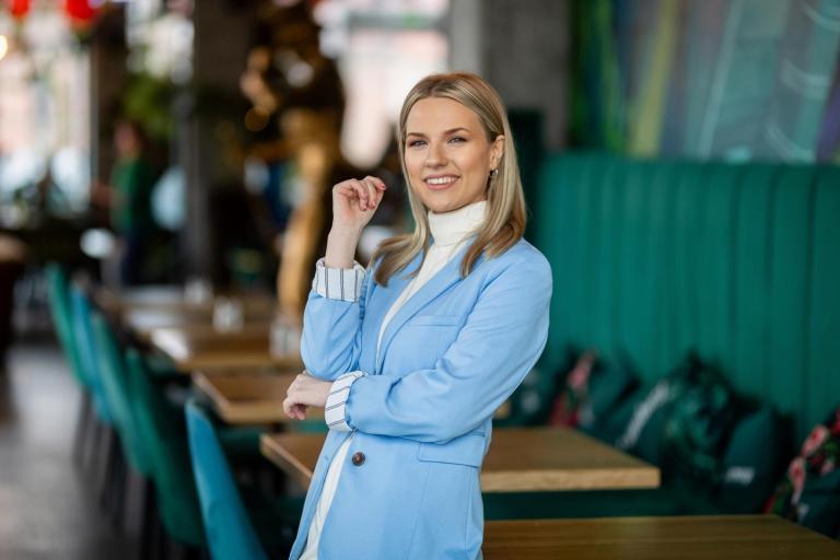 Turystyka i rekreacja | Studia I stopnia w Gdańsku | Uniwersytet WSB Merito w Gdańsku: Portret biznesowy studentki, która uśmiecha się i ma na sobie błękitny garnitur oraz beżowy golf