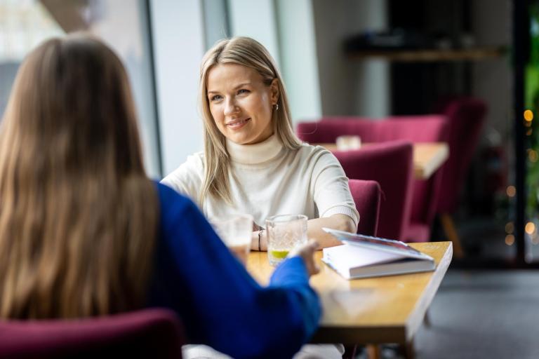 Administracja | Studia I stopnia w Gdańsku | Uniwersytet WSB Merito w Gdańsku: Studentki w kawiarni 