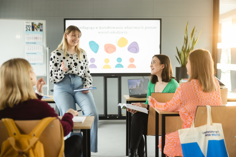 Pedagogika z animacją kultury i popularyzacją nauki  | Studia I stopnia w Gdańsku | Uniwersytet WSB Merito w Gdańsku: wykładowczyni oraz studentki w sali z tablicami