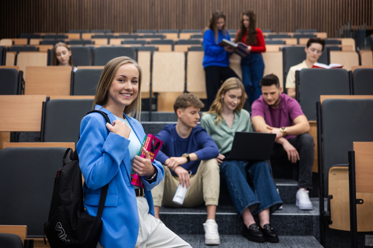 Uczelnia bez barier | Uniwersytet WSB Merito w Gdańsku: Główne zdjęcie: Gdańsk, grupa studentów w sali wykładowej