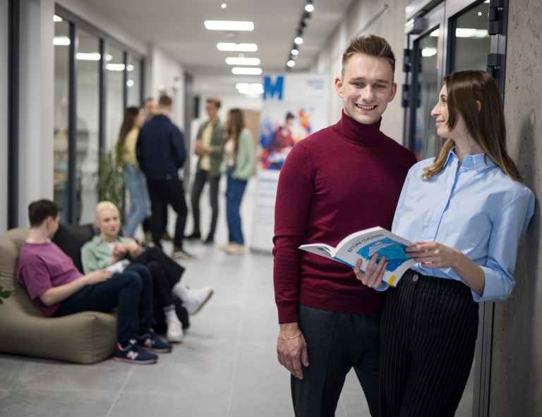 Podatki i doradztwo podatkowe | Studia II stopnia ze studiami podyplomowymi  | Uniwersytet WSB Merito w Gdańsku: Studenci na korytarzu na uczelni