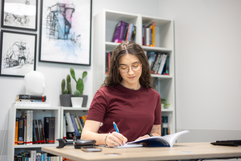 Stypendia i zniżki | Uniwersytet WSB Merito w Gdańsku: studentka-ksiazka-biblioteka
