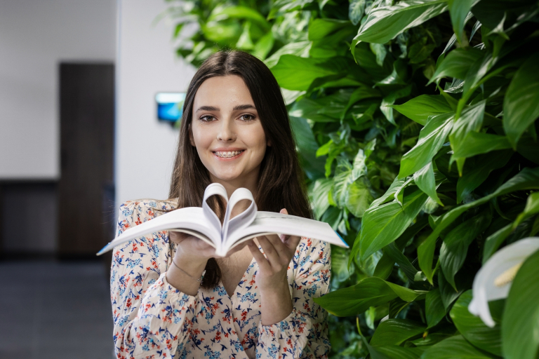 Administracja i biznes | Studia II stopnia ze studiami podyplomowymi w Gdańsku | Uniwersytet WSB Merito w Gdańsku: studentka-ksiazka-serce