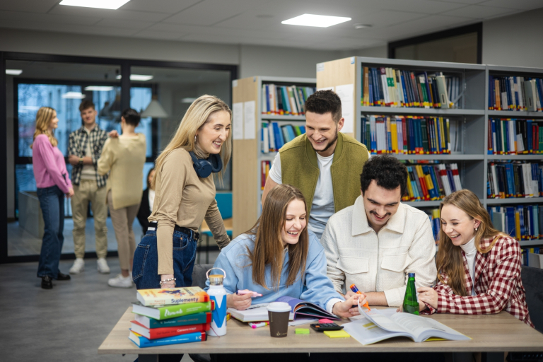 Administracja i biznes | Studia II stopnia ze studiami podyplomowymi w Gdańsku | Uniwersytet WSB Merito w Gdańsku: Studenci pracują w grupie w bibliotece