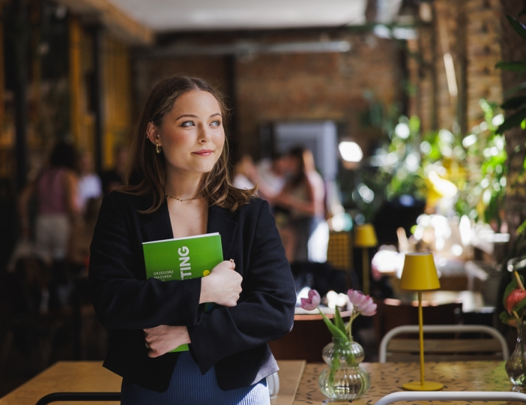Marketing i sprzedaż | Studia I stopnia w Gdańsku | Uniwersytet WSB Merito w Gdańsku: Studentka w przestrzeni kawiarni 