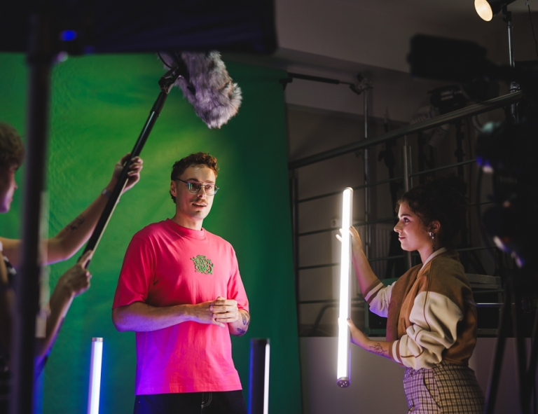 Kreowanie treści w mediach cyfrowych | Studia II stopnia ze studiami podyplomowymi  | Uniwersytet WSB Merito w Gdańsku: Studenci tworzą materiał video podczas zajęć w studio