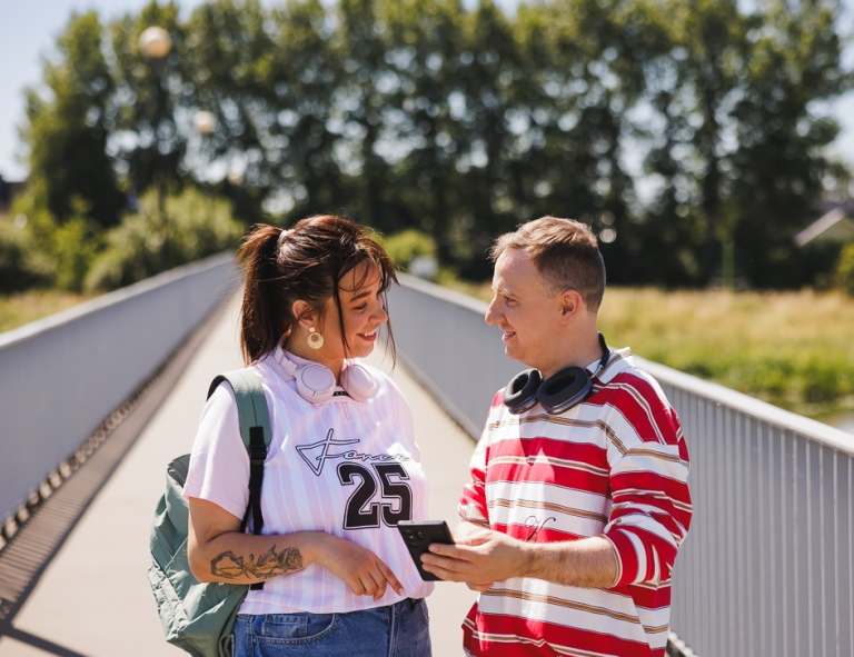 Psychologia w marketingu | Studia I stopnia w Gdańsku | Uniwersytet WSB Merito w Gdańsku: Para studentów rozmawia na moście