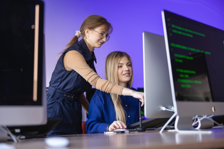 Programowanie desktop apps | Studia II stopnia w Gdańsku | Uniwersytet WSB Merito w Gdańsku: Studentki przy dużym ekranie 