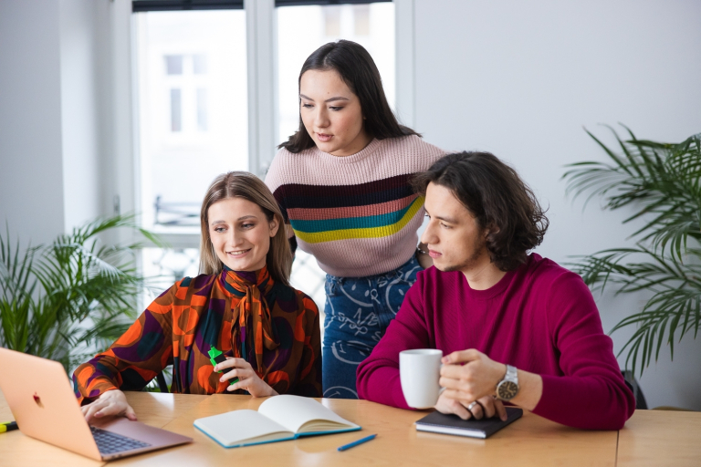 Konferencja: Moc doradztwa zawodowego: Jak tworzyć ścieżki sukcesu i budować harmonię w życiu ucznia | Uniwersytet WSB Merito w Gdańsku: Studenci przy laptopie w biurze