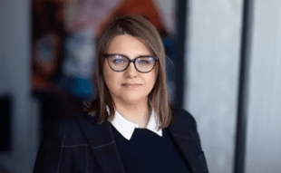 Prawo w biznesie | Studia I stopnia w Gdańsku | Uniwersytet WSB Merito w Gdańsku: Zdjęcie biznesowe kobiety w okularach 