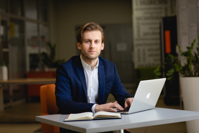 Big Data. Inżynieria danych w AI | Studia podyplomowe w Gdańsku | Uniwersytet WSB Merito w Gdańsku: Mężczyzna przy biurku z laptopem
