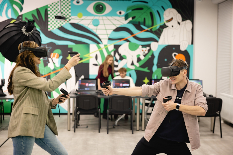 Animacja i efekty specjalne | Studia I stopnia w Gdańsku | Uniwersytet WSB Merito w Gdańsku: Studenci z googlami VR w przestrzeni z fototapetą