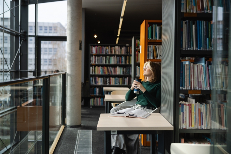 Rachunkowość finansowa i podatkowa | Studia podyplomowe w Gdańsku | Uniwersytet WSB Merito w Gdańsku: Kobieta w przestrzeni biblioteki