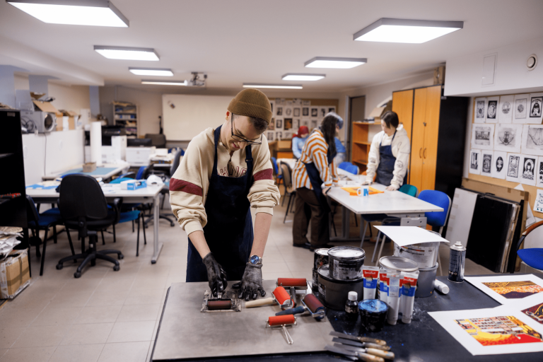 Nowoczesne pracownie i laboratoria | Uniwersytet WSB Merito w Gdańsku: Student w laboratorium graficznym przy pracy