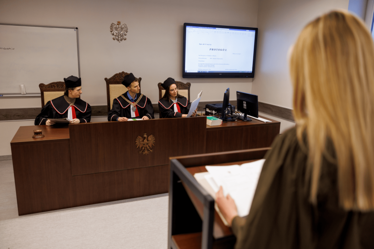 Prawo | Studia jednolite magisterskie w Gdańsku | Uniwersytet WSB Merito w Gdańsku: Zdjęcie z sali sądowej, gdzie odbywają się warsztaty