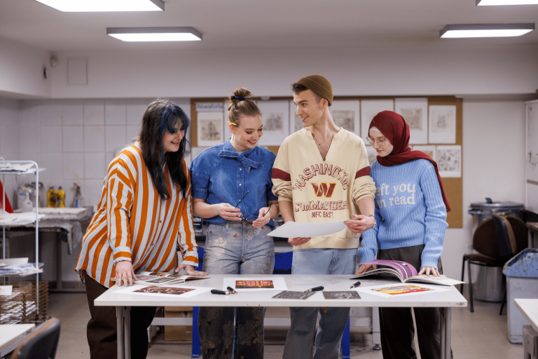 Zarządzanie projektami i Agile w praktyce | Studia II stopnia w Gdańsku | Uniwersytet WSB Merito w Gdańsku: Studenci w laboratorium graficznym podczas warsztatów