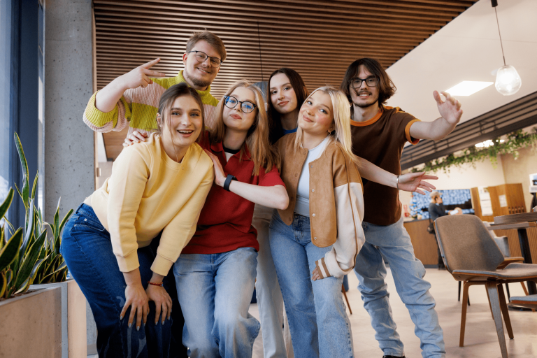 Neuromarketing i psychologia konsumenta | Studia II stopnia w Gdańsku | Uniwersytet WSB Merito w Gdańsku: Studenci zdjęcie grupowe w holu