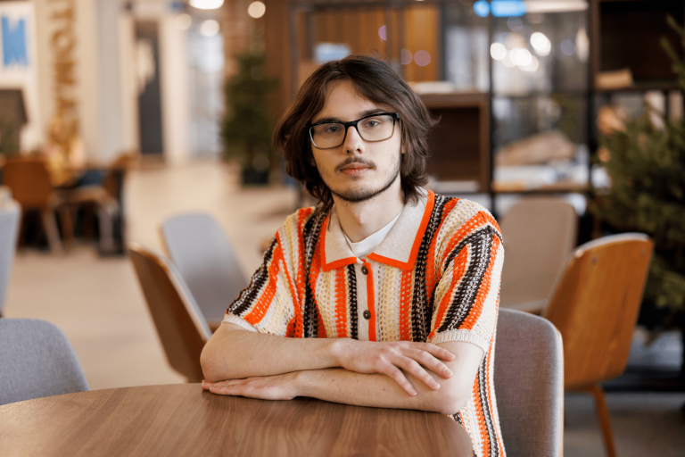 Filologia | Studia I stopnia w Gdańsku | Uniwersytet WSB Merito w Gdańsku: Student w ciemnych okularach i długich włosach