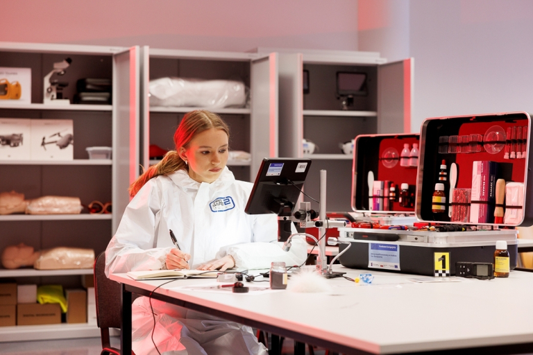Bezpieczeństwo wewnętrzne | Studia I stopnia w Gdańsku | Uniwersytet WSB Merito w Gdańsku: Studentka przegląda dane w laboratorium