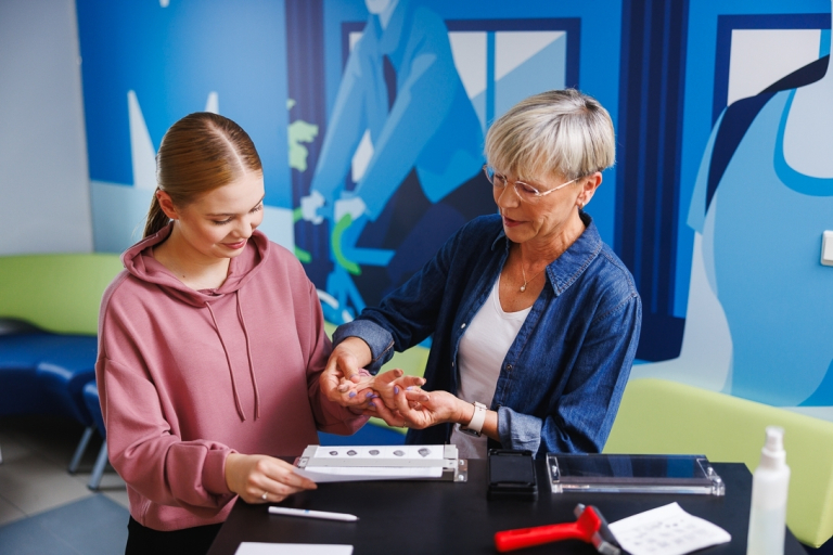 Filologia angielska z językiem i kulturą norweską | Studia II stopnia w Gdańsku | Uniwersytet WSB Merito w Gdańsku: Wykładowczyni pobiera odcisk palca od studentki