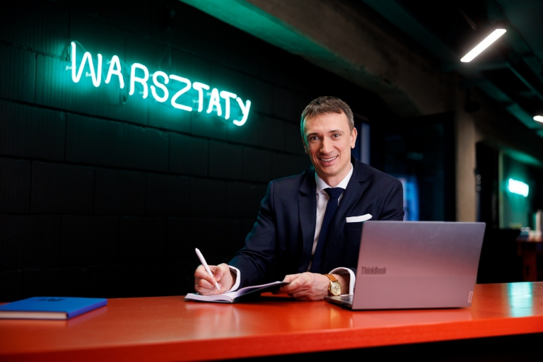Digital Marketing Masterclass | Studia podyplomowe w Gdańsku | Uniwersytet WSB Merito w Gdańsku: Słuchacz pod neonem "warsztaty"