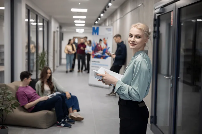 Global finance | Studia I stopnia w Gdańsku | Uniwersytet WSB Merito w Gdańsku: Studentka stojąca na korytarzu uczelni